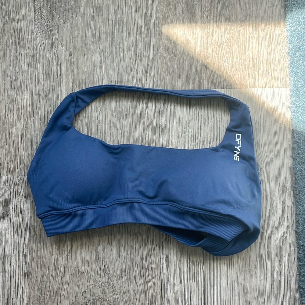 DFYNE navy sports bar